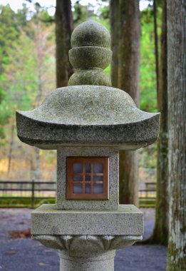Mt. Koyasan üzerinde Okunoin Tapınağı'nda taş fener.