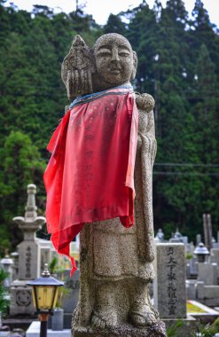 Koyasan, Japonya - 24 Kasım 2016. Buda heykelleri Koyasan, Japonya'da Okunoin mezarlığında. Okunoin en büyük Japonya'da oluşan bazı 200.000 graves mezarlıktır.