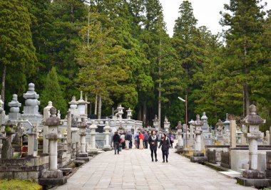 Wakayama, Japonya - 24 Kasım 2016. İnsanlar Okunoin mezarlığı: Wakayama, Japan ziyaret edin. Okunoin Japonya ve popüler hac nokta en kutsal yerlerden biri.