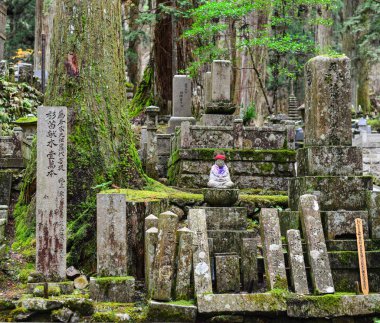Wakayama, Japonya - 24 Kasım 2016. Okunoin mezarlıkta Koyasan, Wakayama, Japonya. Okunoin Japonya ve popüler hac nokta en kutsal yerlerden biri.