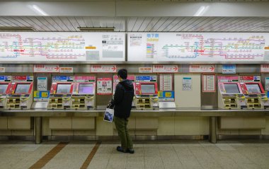 Tokyo, Japonya - 24 Kasım 2016. Tokyo, Japonya'da metro istasyonunda bileti bir adam. 2014 yılında Tokyo Metro bir ortalama günlük ridership 6.84 milyon yolcu vardı..