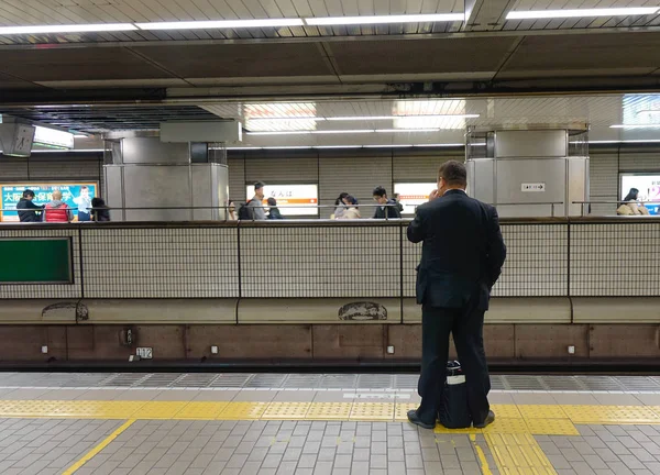 Tokyo Japan Nov 2016 Man Waiting Metro Station Tokyo Japan — Stock Photo, Image