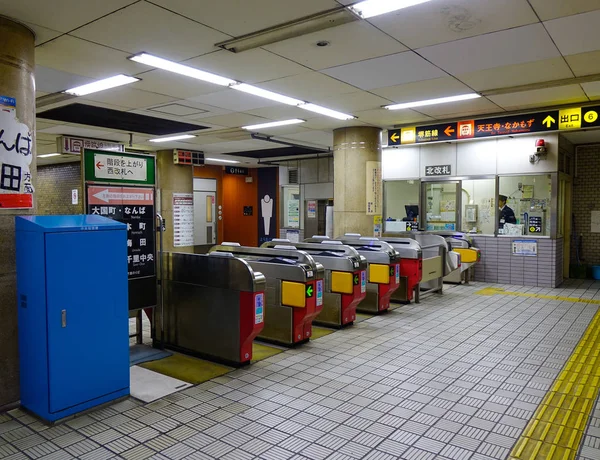 2016 東京都 東京都の地下鉄駅の入り口の門 2014 年に東京メトロは 684 万人の乗客の平均営業利益を持っていた — ストック写真