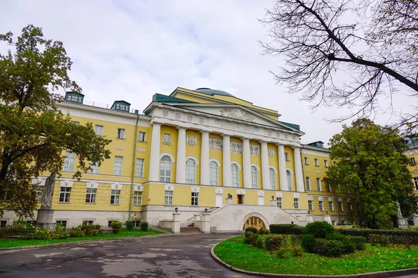 Moscú Rusia Oct 2016 Fachada Del Antiguo Edificio Situado Centro —  Fotos de Stock