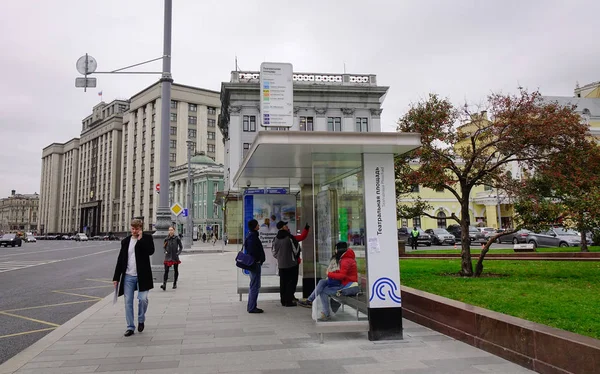 Moskva Ryssland Okt 2016 Människor Som Väntar Busstationen Moskva Moskva — Stockfoto