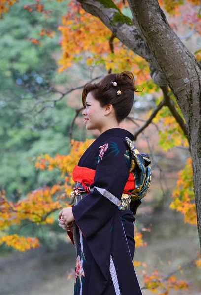 Egy Japán Fiatal Hagyományos Ruhában Kimonó Állt Őszi Parkban Nara — Stock Fotó