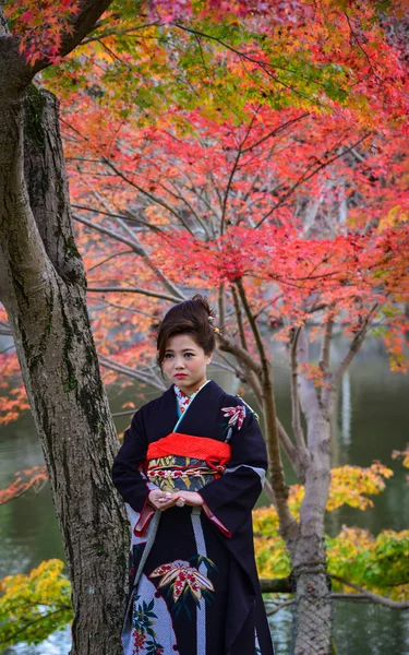 Egy Japán Fiatal Hagyományos Ruhában Kimonó Mosoly Állt Őszi Parkban — Stock Fotó