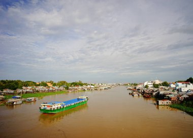 Bir Giang, Vietnam - 8 Ağustos 2016. Üç nehir, Chau Doktor, bir Giang, Vietnam köyü ve kargo tekne yüzer. Bir distributary Tonle Sap ve Mekong Nehri üç nehirdir.