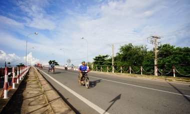 Can tho, Vietnam - 8 Ağustos 2016. İnsanlar sokakta Can Tho, Güney Vietnam motosiklet sürme. Can Tho dördüncü büyük kenti Vietnam ve Mekong Deltası'nda en büyük şehri olduğunu.