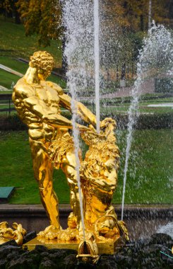 St Petersburg, Rusya - 9 Ekim 2016. Saint Petersburg, Rusya'nın Peterhof çeşme ile Tanrı heykeli altın. Peterhof saraylar ve bahçeleri bazen 