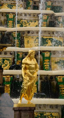 St Petersburg, Rusya - 9 Ekim 2016. Grand Cascade, Peterhof Palace, Saint Petersburg, Rusya. Peterhof Müzesi karmaşık sadece Rusya'nın en popüler müzelerinden biri.