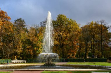 St Petersburg, Rusya - 9 Ekim 2016. Sonbahar Peterhof, Saint Petersburg, Rusya Federasyonu içinde Grand çeşme. Peterhof Müzesi karmaşık sadece Rusya'nın en popüler müzelerinden biri.