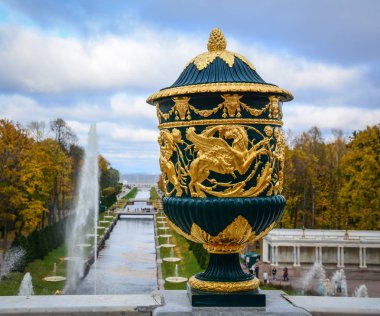 St Petersburg, Rusya - 9 Ekim 2016. Mable'nın kabartma süslemeler Peterhof, St Petersburg, Rusya Federasyonu için. Peterhof müze Rusya'nın en popüler müzelerinden biridir.