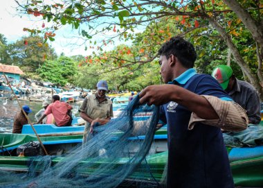 Colombo, Sri Lanka - Eylül 5, 2015. Colombo, Sri Lanka ana iskelede çalışan insanlar. 48 milyar dolar GSYİH veya GSYİH'ın % 40 Colombo alana sahiptir.