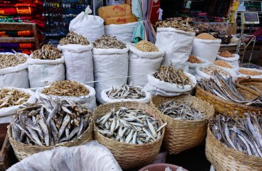 Geleneksel Asya balık piyasa ahır tam Inle Gölü, Shan devlet, Myanmar (Burma'kurutulmuş deniz ürünleri).