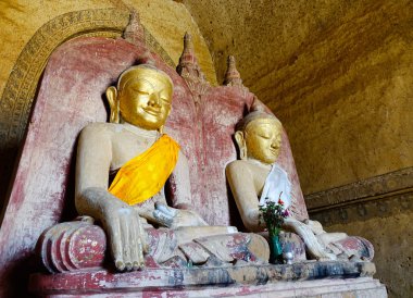 Bagan, Myanmar - 18 Şubat 2016. İki Buda heykelleri Bagan, Myanmar antik Tapınağı'nda. İşte 10.000'den fazla Budist tapınakları ve manastırları Bagan içinde inşa edildi.