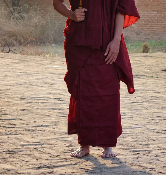 Монах Стоящий Кирпичной Дороге Буддийском Храме Утром Мьянме — стоковое фото