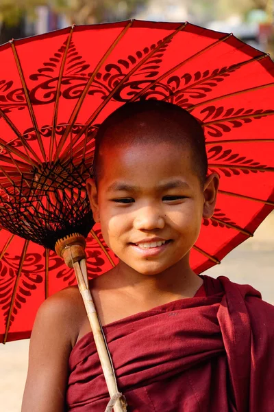 Bagan Mianmar Február 2016 Ban Kis Burmai Újonc Szerzetes Esernyő — Stock Fotó