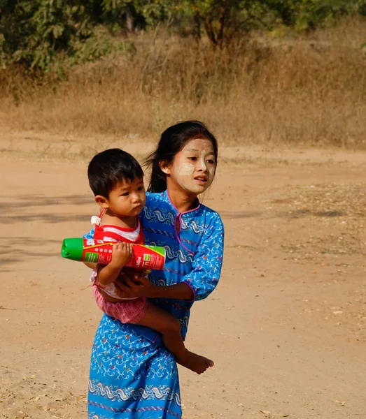 Bagan Myanmar Februar 2016 Burmesische Kinder Spielen Auf Einer Landstraße — Stockfoto
