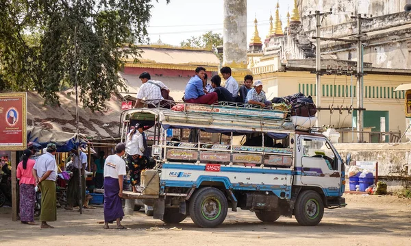 Bagan Myanmar Februari 2016 Mensen Met Lokale Bus Landelijke Weg — Stockfoto