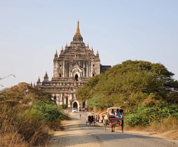 Bagan Myanmar Februar 2016 Pferdefuhrwerke Kommen Zum Thatbyinnyu Tempel Bagan — Stockfoto