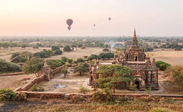 South Guni Temple Hot Air Balloons Sunny Day Bagan Myanmar — Stock Photo, Image