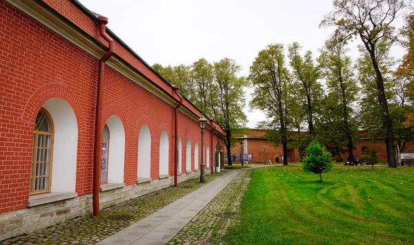 Petersburg Rusland Okt 2016 Het Bakstenen Gebouw Met Tuin Aan — Stockfoto