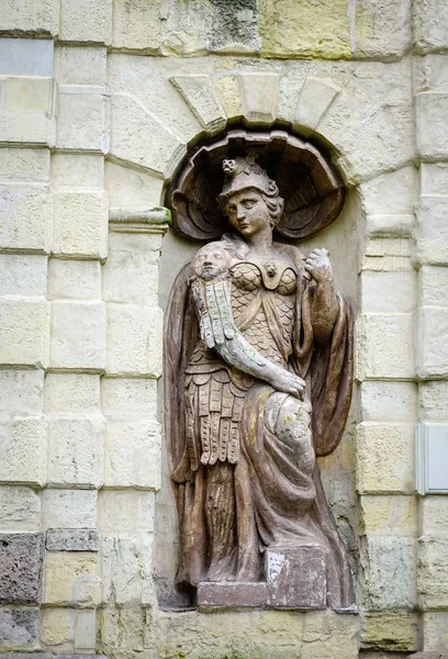 Estátua de Deus na parede de pedra no castelo antigo — Fotografia de Stock