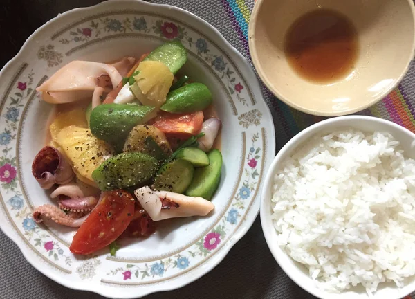 Vietnam usulü pirinç ile deniz ürünleri. — Stok fotoğraf