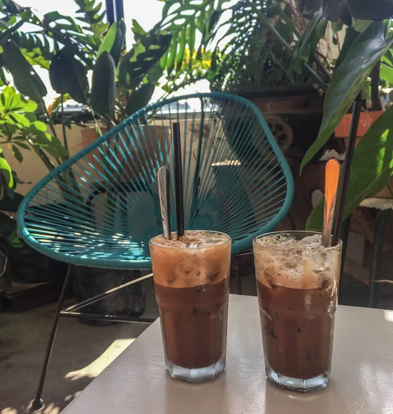 緑のコーヒー店のアイスミルクコーヒー — ストック写真