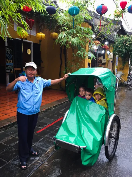 Cyclo (rickshaw) carrying children on street — Stock Photo, Image