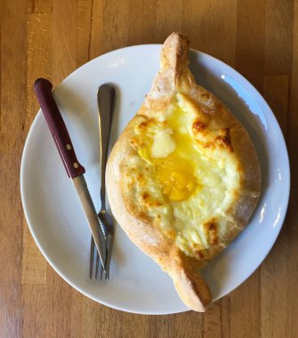 Khachapuri öğle yemeği için beyaz tabak üzerinde