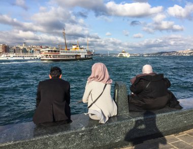 İstanbul, Türkiye 'deki turist iskelesinde oturan insanlar