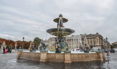Paris 'in La Concorde Meydanı' ndaki sanat çeşmesi.