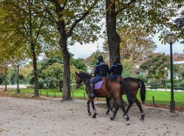Paris, Fransa 'da jandarmalar at sırtında