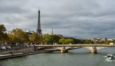 Paris 'te tarihi mimari ve Seine Nehri 
