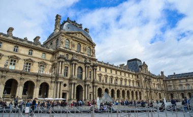 Paris, Fransa 'daki Louvre Müzesi manzarası