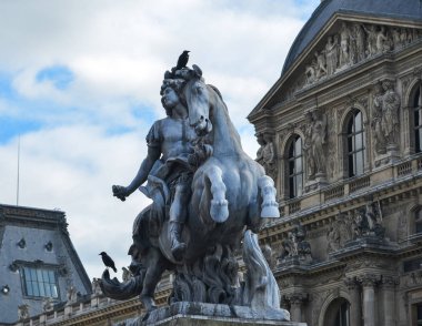 Paris, Fransa 'daki Louvre Müzesi manzarası