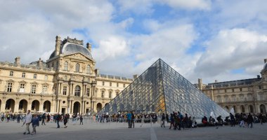 Paris, Fransa 'daki Louvre Müzesi manzarası