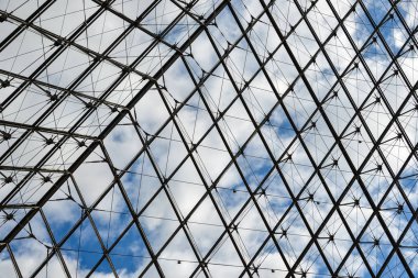 Paris 'teki Louvre Müzesinin Cam Piramidi