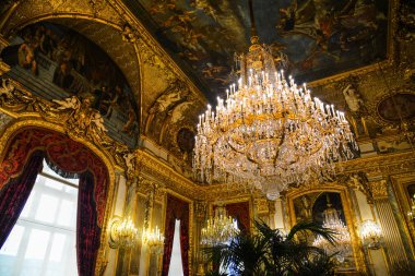 Paris, Fransa 'daki Louvre Müzesi' nin içi 