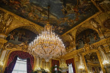 Paris, Fransa 'daki Louvre Müzesi' nin içi 