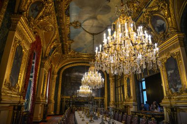 Paris, Fransa 'daki Louvre Müzesi' nin içi 