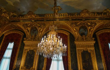 Paris, Fransa 'daki Louvre Müzesi' nin içi 