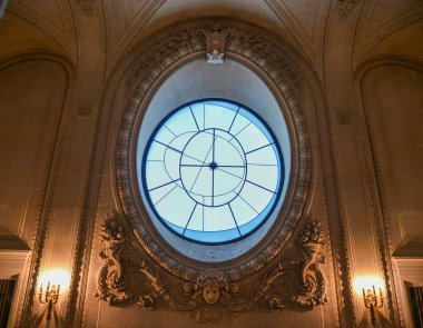 Paris, Fransa 'daki Louvre Müzesi' nin içi 