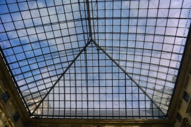 Paris, Fransa 'daki Louvre Müzesi' nin içi 