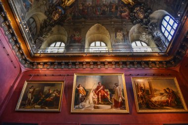Paris, Fransa 'daki Louvre Müzesi' nin içi 