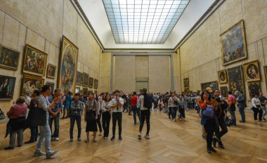 Paris, Fransa 'daki Louvre Müzesi' nin içi 