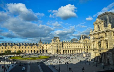 Paris, Fransa 'daki Louvre Müzesi manzarası