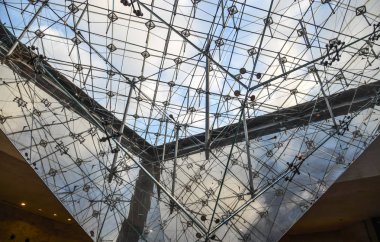 Paris 'teki Louvre Müzesinin Cam Piramidi
